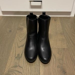 Gap woman’s ankle boots black Size 7 brand new never use